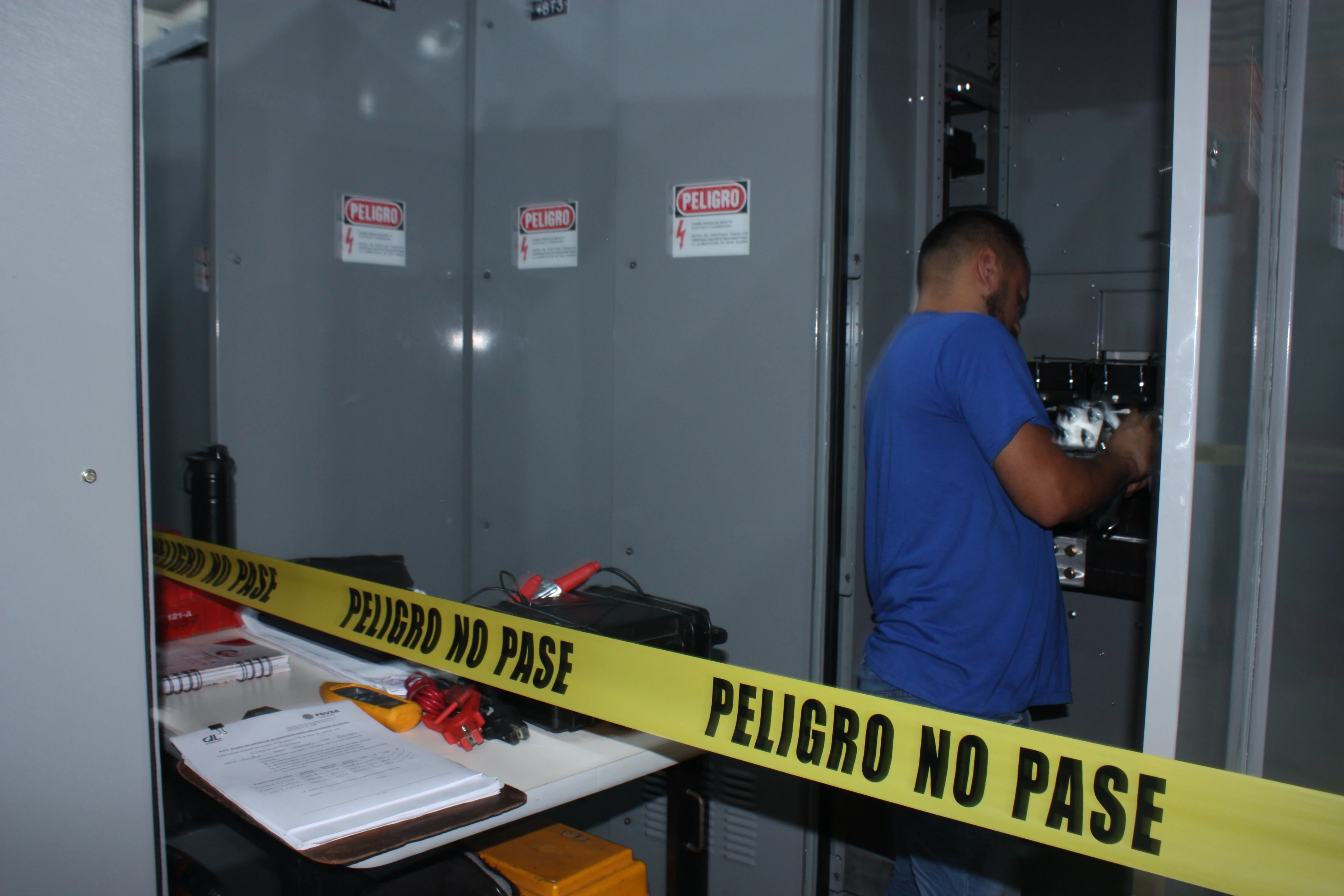 Técnico trabajando en equipos eléctricos